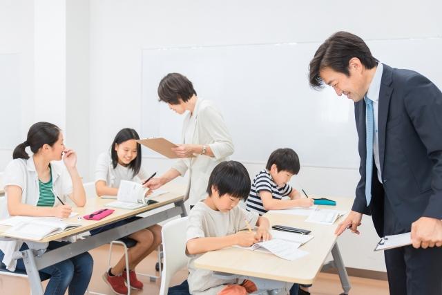 子どもに勉強を教えている先生