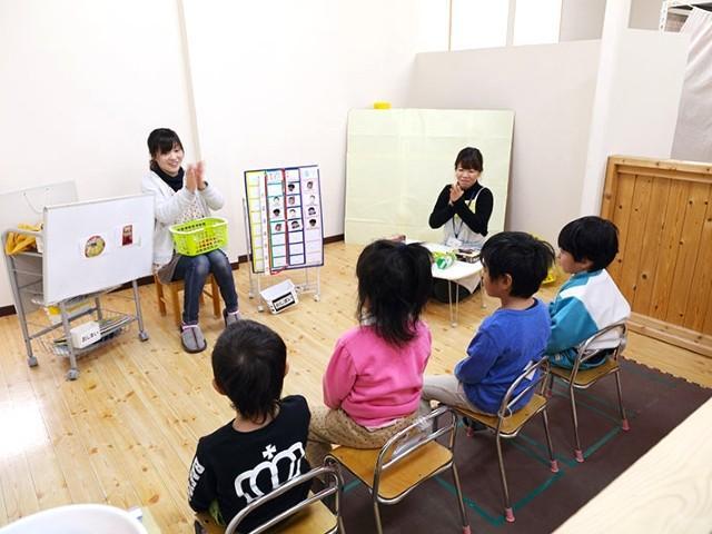 【児童指導員】多機能型施設/正社員/資格必須/月給19万円～/家族手当＆住宅手当あり◎/1973年創業の社会福祉法人/やりたい気持ちを引き出し、ひとりでできる力を育てる療育♪