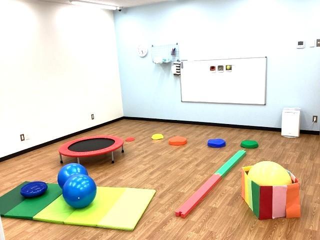 【心理学科卒業の方歓迎】児童発達支援/児童指導員/正社員/送迎なし/残業ほぼなし/⽉給27.7万円〜/年間休日120日以上♪/業界大手ならではの充実した教育体制＆待遇が魅力◎