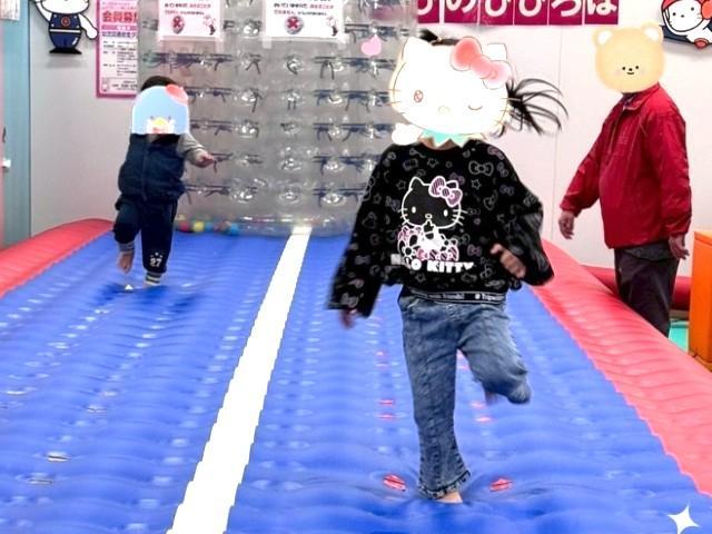 【保育士】多機能型施設/土日祝休み◎/まるで家庭のような安心感に包まれた施設♪見て聞いて触ることで、子どもたちの五感を養い成長をはぐくむ/月給17.5万円～/契約社員/資格必須の写真2枚目
