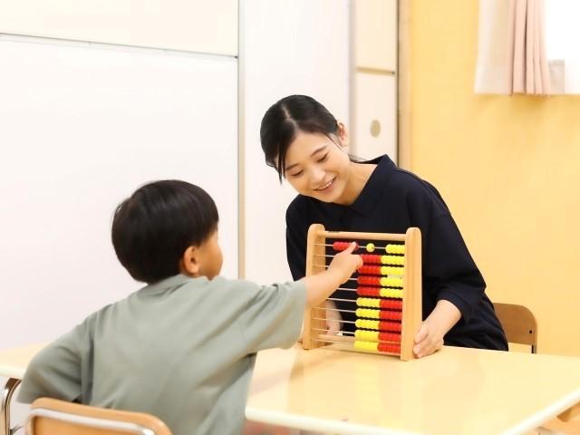 【児童指導員】児童発達支援/月火祝休み◎/送迎なし/預けたいと思える、あって良かった施設を♪/多彩な研修・勉強会・OJTあり/月給21.9万円～/残業ほぼなし/正社員/資格必須