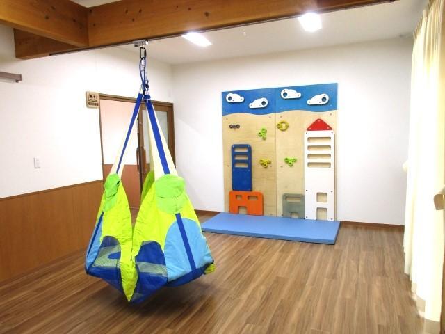 【管理者兼児発管】児童発達支援/年間休日119日/借上げ住宅あり/全国に30以上の施設を展開する法人/すべての子どもの最善の利益のために♪/月給29.6万円～/正社員/資格必須