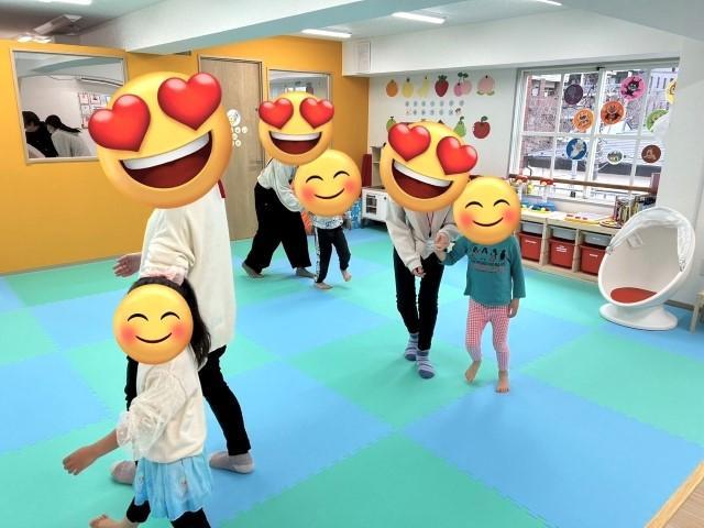 【児童指導員兼管理者】児童発達⽀援/送迎なし/年休120日/資格取得支援＆充実の研修でスキルアップ！/「たくさん、小さく、確実に」独自セラピーが特徴♪/⽉給28.8万円〜/正社員/資格必須の写真1枚目