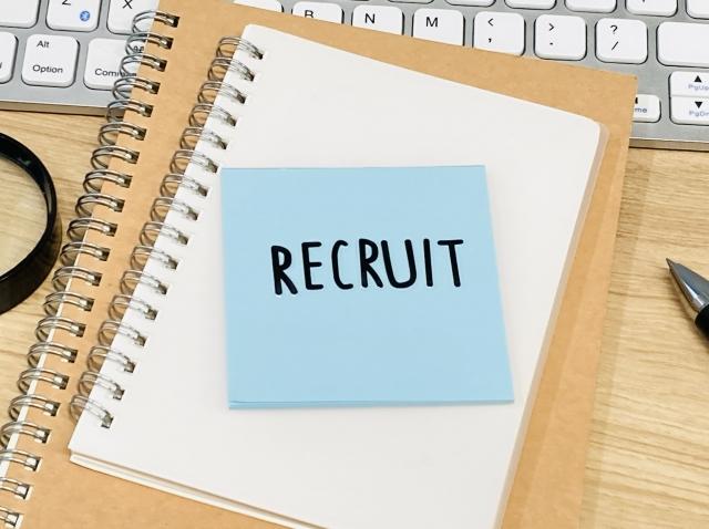 RECRUITと書かれたメモの画像