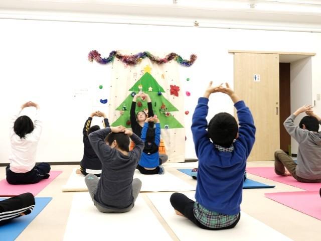 【児童指導員】放課後等デイサービス/日祝休み◎/車両借上げ手当あり/子どもたちの「できた！」を増やし、挑戦と成長のよろこびをみんなで共感し合う療育♪/月給20万円～/正社員/資格必須