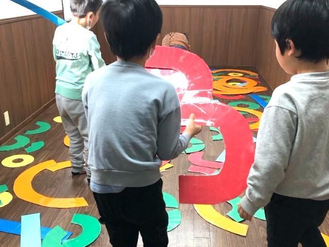 【児童指導員】多機能型施設/完全週休2日制/送迎なし/産休・育休取得実績＆託児施設あり/優しさと思いやりで子どもたちの成長をサポートする法人♪/月給20.7万円～/正社員/資格必須