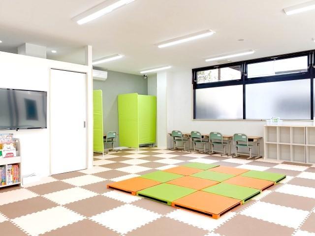 【保育士】多機能型施設/完全週休2⽇制/残業ほぼなし/駅チカ/全国に300施設以上を展開する業界大手のFC◎/個別対応で自発的な活動を支援♪/月給24万円～/正社員/資格必須