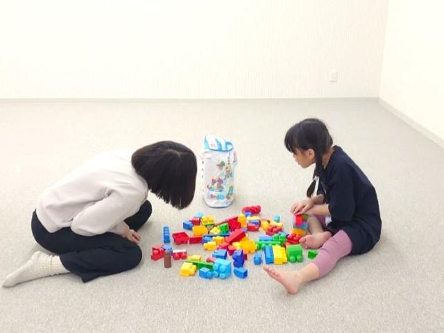 【理学療法士】多機能型施設/年休120日/日祝休み/駅チカ◎/研修制度あり/専門職スタッフを配置し「ことば・うんどう」に特化した療育を実施♪/月給23万円～/正社員/資格必須の写真1枚目