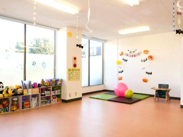【看護師】重症心身障害児施設/正社員/資格必須/月給31.5万円～/日祝休み◎/残業ほぼなし/売上140億円超の成長企業/多職種連携による医療・リハビリ特化型の施設♪
