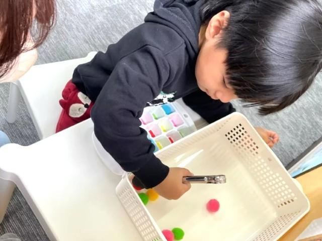 【児童指導員】児童発達支援/週休2日制/平日はゆっくり10:45始業♪/公園や商店街での療育プログラムも活発！地域全体で成長を支援◎/月給22.3万円～/正社員/資格必須