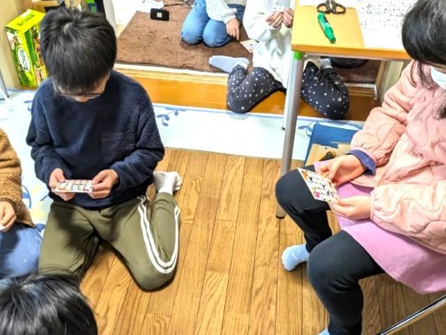 【児童指導員】放課後等デイサービス/⼟⽇祝休み◎/年休120日以上/描く・造る・遊ぶがテーマのアートスペースで、子どもたちにホッとする時間を♪/⽉給15.2万円〜/正社員/資格必須