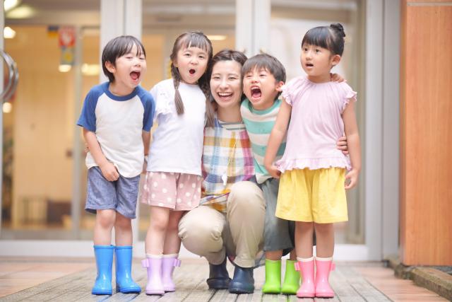 子どもを抱き寄せる女性の画像