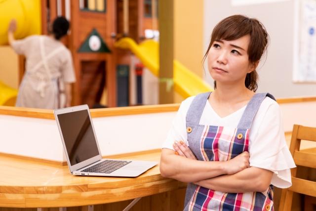 悩む女性の画像