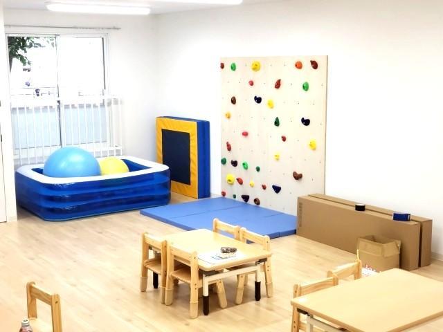 【児童指導員】児童発達支援/正社員/資格必須/月給23万円～/日曜休み/残業ほぼなし/専門スタッフによる個別・集団訓練、運動、SST、各トレーニングなど、多彩な支援が特徴♪