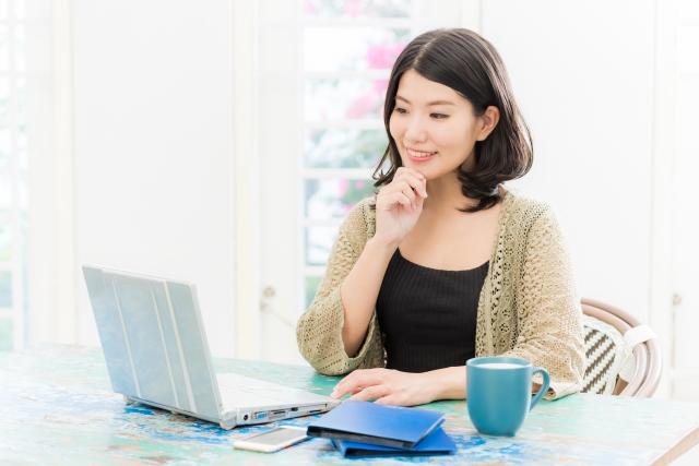 資格の勉強をしている女性の画像