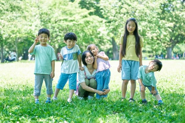 女性と5人の子ども達の画像
