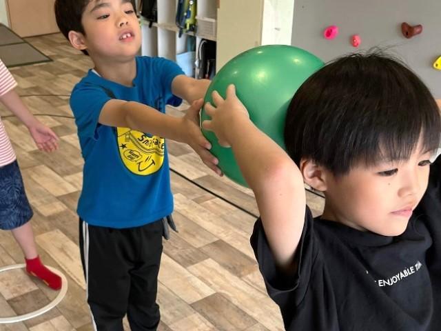 【児童指導員】多機能型施設/正社員/資格必須/⽉給22.5万円〜/送迎相談可/日祝休み/残業ほぼなし/研修体制◎/一人ひとりの個性を受けとめる療育♪の写真1枚目