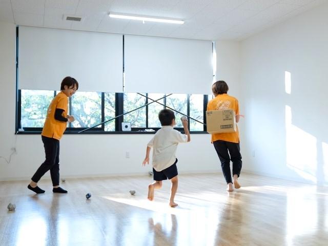 【理学療法士】多機能型施設/正社員/資格必須/⽉給22.9万円〜/多職種のスタッフとおこなう専門的支援/産休・育休取得実績あり◎子育て世代におすすめ♪