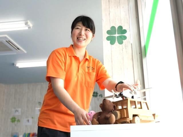 【児童指導員】放課後等デイサービス/日曜休み◎/月給26.8万円～/元気いっぱい、愛情いっぱいの楽しい施設♪/スキル＆キャリアアップできる職場！/残業ほぼなし/正社員/資格必須