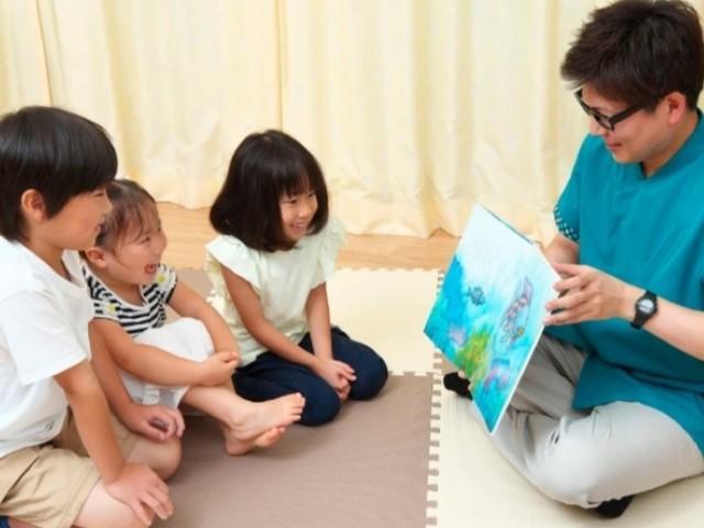 【児童指導員】多機能型施設/日曜休み◎/全国展開する業界大手/年間600以上の研修でさらに成長も！/運動能力と社会性を高める支援がメイン♪/月給21.1万円～/正社員/資格必須