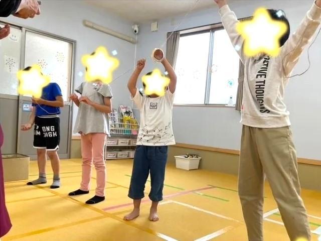 【児童指導員】多機能型施設/正社員/資格必須/月給23万円～/完全週休2日制/日曜休み◎/残業ほぼなし/「専門的支援×温かく安心できる療育」で通いたい施設に♪の写真1枚目