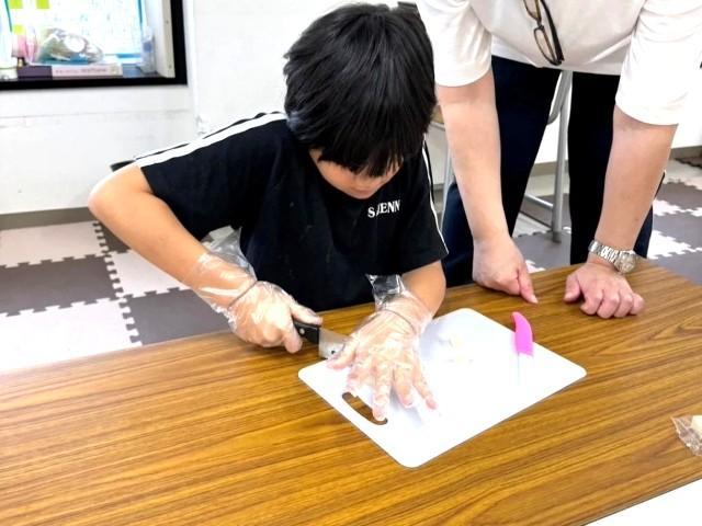 【児童指導員】多機能型施設/年間休日120日/完全週休2日制/残業ほぼなし/産休・育休取得実績あり/身体を動かす多彩な活動で、将来への成長を支援♪/月給20万円～/正社員/資格必須の写真1枚目