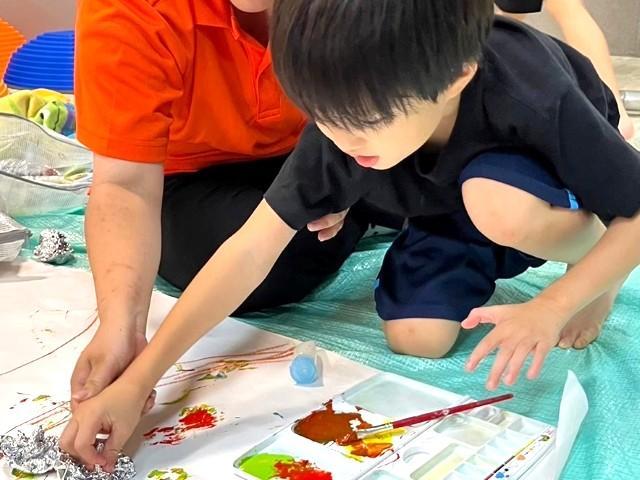 【児童指導員】多機能型施設/週休2日制◎/資格取得支援あり/一人ひとりのレベルに合わせ、小さな成功体験を自信につなげていく支援♪/月給23.7万円～/正社員/資格必須