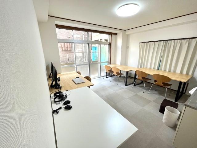 【児童指導員】放課後等デイサービス/日祝休み◎/完全週休2日制/みんなで笑って、楽しむ！学習・PCスキル・SSTに特化した「能力開発型」放デイ♪/月給18万円～/正社員/資格必須の写真1枚目