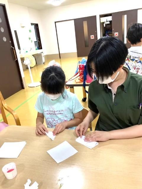 【児童指導員】多機能型施設/月9日休み/日曜固定休み◎/産休育休取得実績あり/子どもの感性や表現を尊重し、「楽しい」を追求する療育を♪/月給19.7万円～/正社員/資格必須の写真1枚目