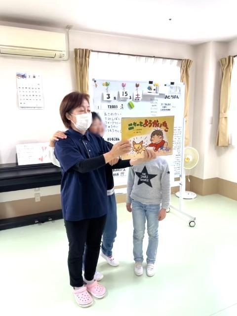 【児童指導員】多機能型施設/月9日休み/日曜固定休み◎/産休育休取得実績あり/子どもの感性や表現を尊重し、「楽しい」を追求する療育を♪/月給19.7万円～/正社員/資格必須の写真2枚目