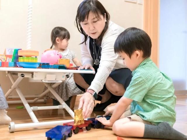 【児童指導員】放課後等デイサービス/送迎なし◎/教授を務める代表による科学的な療育を展開中！研修・事例検討会・動画など、学べる機会がいっぱい♪/月給22.7万円～/正社員/資格必須