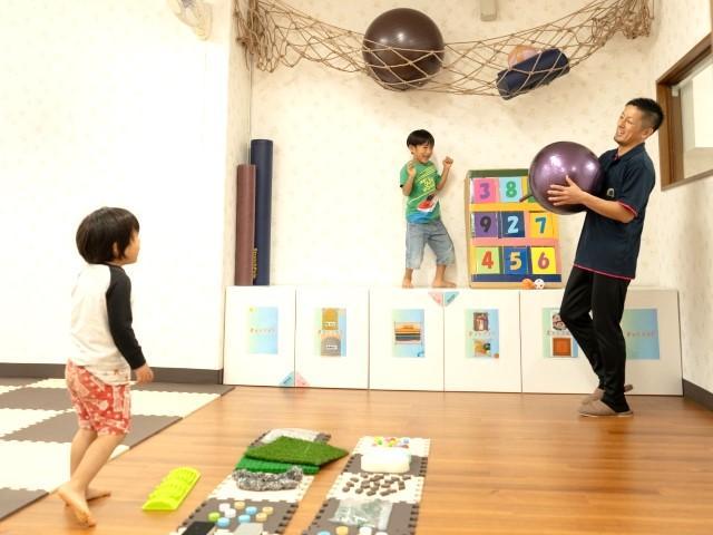【保育士】多機能型施設/正社員/資格必須/月給24万円～/残業ほぼなし/未経験可/独自の運動プログラムを実施◎/系列治療院との密な連携が特徴♪