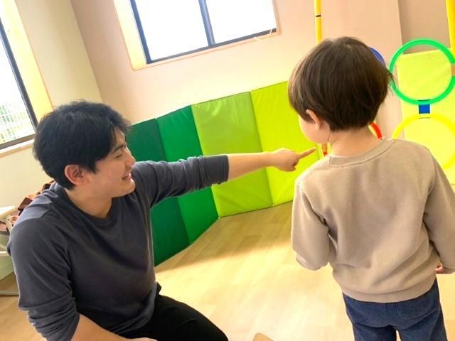 【児童指導員】多機能型施設/日祝休み◎/OJT＆OFFJT研修充実！/「できることは全部やる」空のように自由に、太陽のように輝ける子どもたちへ♪/月給21万円～/契約社員/資格必須