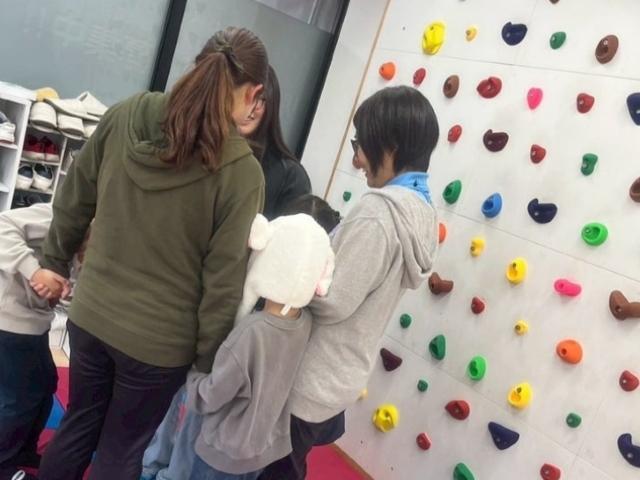 【保育士】多機能型施設/週休2日制/日祝休み/残業ほぼなし/全国300施設展開中の大手FC◎/個別対応でじっくり、自主性を伸ばす療育♪/月給23万円～/正社員/資格必須