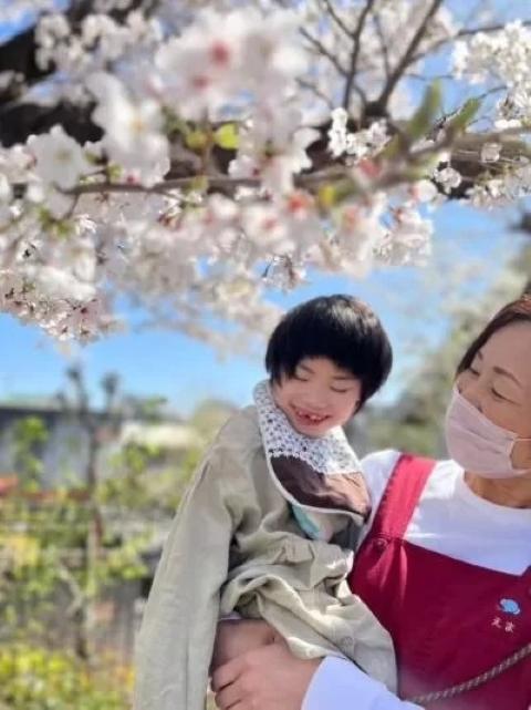 【保育士】重症心身障害児施設/週休2日制/残業ほぼなし/OJT制度＆対応マニュアル完備/リハビリや活動を通じて一人ひとりに合わせたケアを提供♪/月給22万円～/正社員/資格必須の写真1枚目
