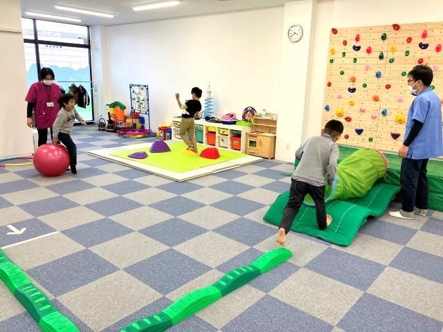 【児童指導員】多機能型施設/正社員/資格必須/月給18万円～/残業ほぼなし/年間休日120日/テーマは「成長」と「自立」◎/子どもたちの可能性を伸ばす場所♪