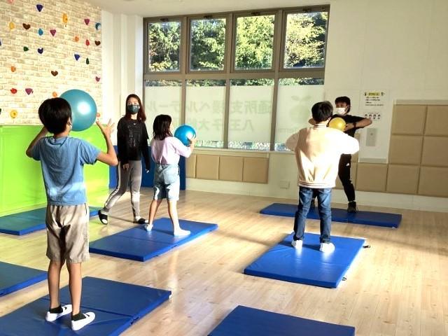 【理学療法士】放課後等デイサービス/正社員/資格必須/月給23万円～/年休123日/土日祝休み！完全週休2日制/未経験可/教育制度充実/10か所以上の療育施設を展開する法人◎