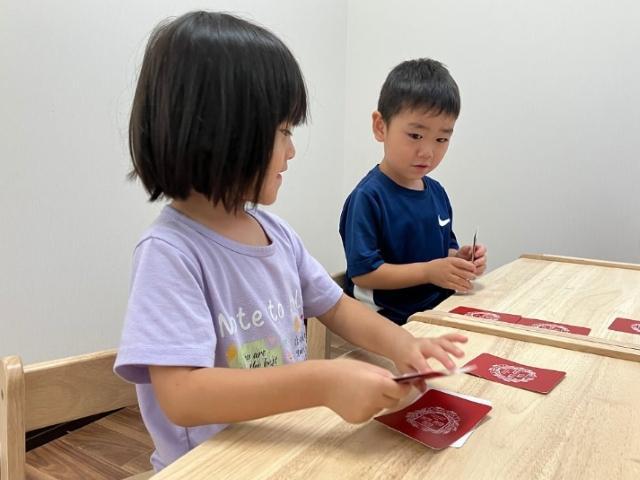 【保育士】児童発達支援/週休2日制/日祝休み/実働7時間◎/研修制度あり/脳科学に基づく独自の療育カリキュラムで、子どもたちの成長をサポート！/月給20万円～/正社員/資格必須