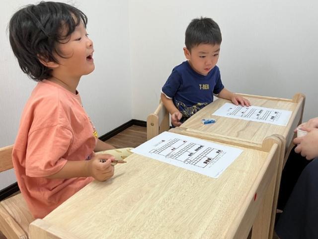 【理学療法士】児童発達支援/年休120日/日祝休み/実働7時間◎/脳科学に基づく独自の療育カリキュラムで、子どもたちの成長をサポート！/月給23.3万円～/正社員/資格必須