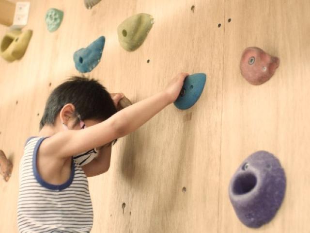 【児童指導員】多機能型施設/日曜休み◎/実働6時間＆12時出勤/子どもも保護者も笑顔に！学びや育ちのよろこびと楽しさを分かち合う療育♪/月給23.5万円～/正社員/資格必須