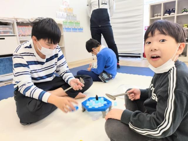 【保育士】放課後等デイサービス/完全週休2日制/日祝休み/未経験OK！/脳科学に基づいた療育を実施/特性をとらえたプログラムで自信をはぐくむ♪/月給20万円～/正社員/資格必須