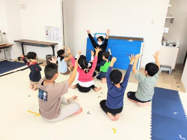 【保育士】放課後等デイサービス/完全週休2日制/日祝休み/未経験OK！/脳科学に基づいた療育を実施/特性をとらえたプログラムで自信をはぐくむ♪/月給20万円～/正社員/資格必須の写真1枚目