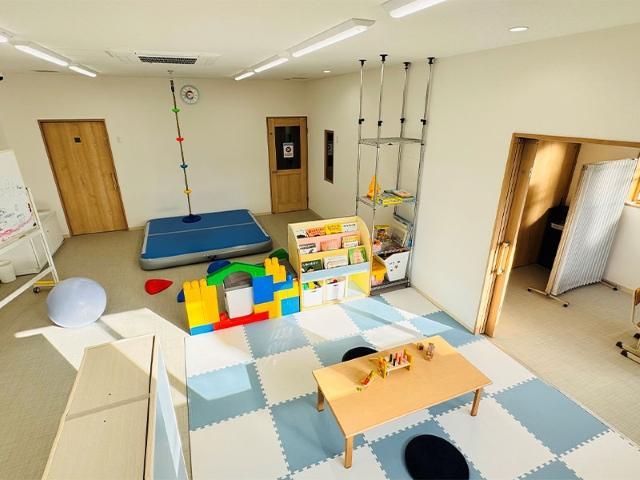 【児童指導員】多機能型施設/完全週休2日制/年休123日/送迎なし◎/子どもたちが自分らしく育つための居場所づくり♪/多彩な活動で「できた！」を応援/月給23万円～/正社員/資格必須