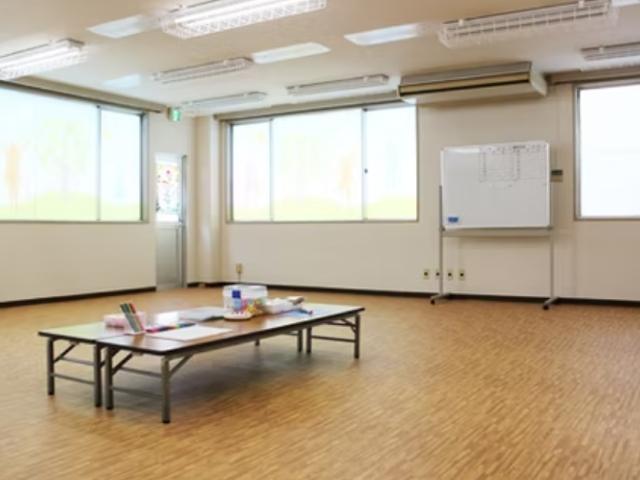 【児童指導員】放課後等デイサービス/日祝休み/年間休日114日◎/楽しみながら成長！/多目的室やシアターを完備し、遊びを通した療育を実施♪/月給17.5万円～/正社員/資格必須の写真2枚目
