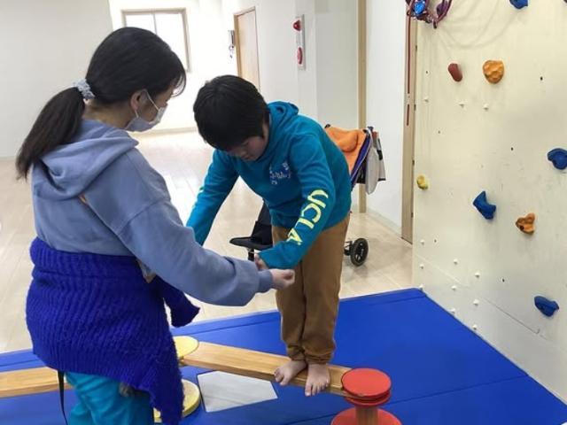 【理学療法士】重症心身障害児施設/年間休日110日◎/日曜休み/20か所以上で事業展開中！/個性を大切に、遊びを通して「自分らしい」成長を支援♪/月給24万円～/正社員/資格必須の写真2枚目