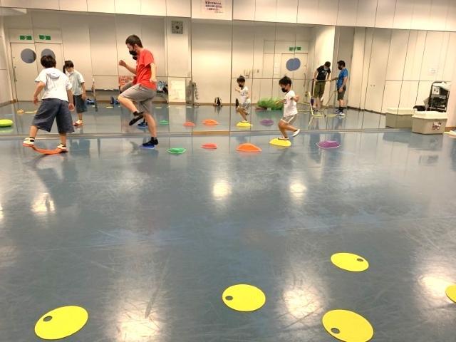 【保育士】多機能型施設/週休2日制/日祝休み◎/体幹トレーニングなどを用いた運動特化型の療育♪/個別＆集団の活動で、すこやかな成長をはぐくむ/月給15万円～/正社員/資格必須