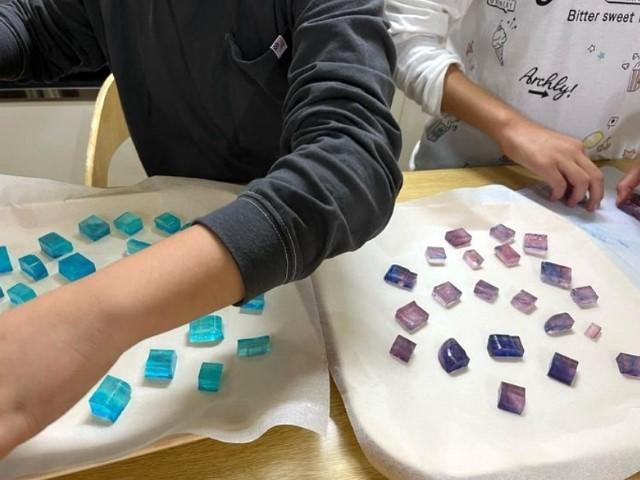【児童指導員】放課後等デイサービス/日祝休み◎/年間休日120日/「遊び・運動・学習」を中心に、ストレスのない楽しい成長を支援♪/月給18万円～/残業ほぼなし/正社員/資格必須/