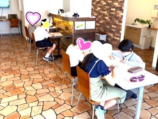 【児童指導員】多機能型施設/原則土日休み◎/医療機関＆専門職と連携！リハビリと生活する力を育む療育が特徴♪/研修＆OJT充実のフォロー体制あり/24万円～/正社員/資格必須の写真1枚目