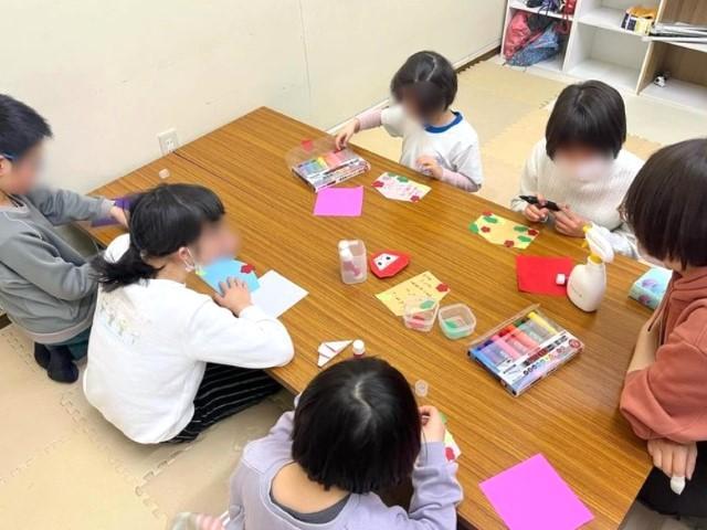 【保育士】放課後等デイサービス/日祝休み◎/年間休日120日/「遊び・運動・学習」を中心に、ストレスのない楽しい成長を支援♪/月給18万円～/残業ほぼなし/正社員/資格必須/の写真1枚目