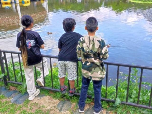 【児童指導員】多機能型施設/年間休日117日/日祝休み/育休取得実績あり◎/託児施設あり/こども時間を大切に、自主性や生きる力をはぐくむ支援♪/月給18万円～/正社員/資格必須